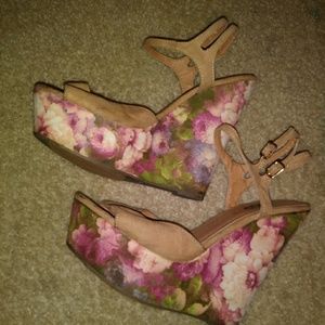 Rue 21 Flower wedges